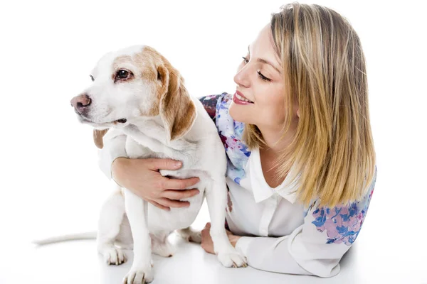 Hond met vrouw zijn poseren in studio - geïsoleerd op witte achtergrond — Stockfoto