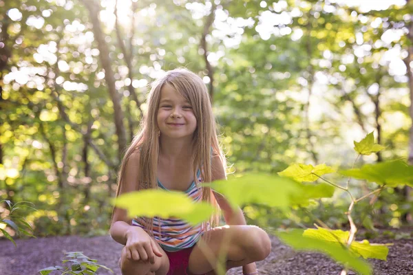 Bambina ragazza sulla foresta verde — Foto Stock