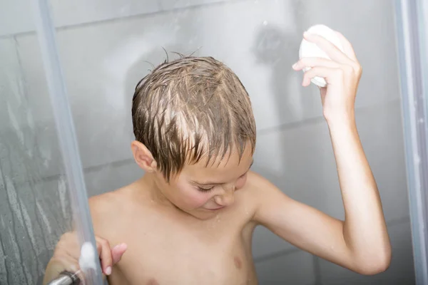 Gelukkige jongen wassen in douche — Stockfoto