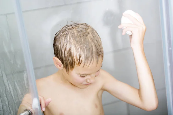 Gelukkige jongen wassen in douche — Stockfoto