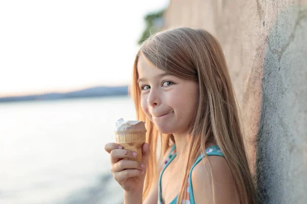 Mooi klein meisje eet ijs in de zomer — Stockfoto