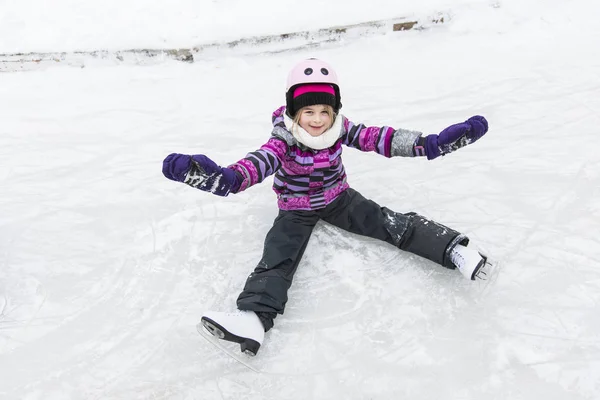 Маленькая девочка наслаждается катанием на коньках в зимний сезон — стоковое фото