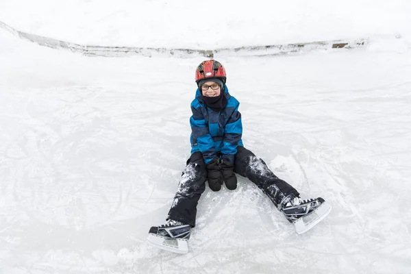 Niño disfrutando del patinaje sobre hielo en temporada de invierno — Foto de Stock