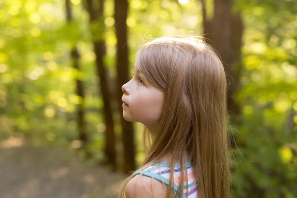 Enfant fille sur la forêt verte — Photo