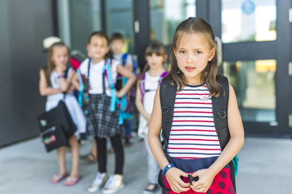 Ritratto di alunni della scuola fuori dall'aula che trasportano borse — Foto Stock