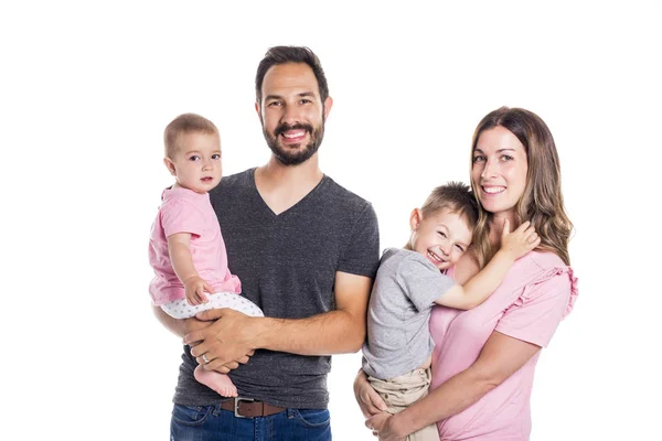 Gelukkig lachende gezin van vier geïsoleerd op witte achtergrond — Stockfoto