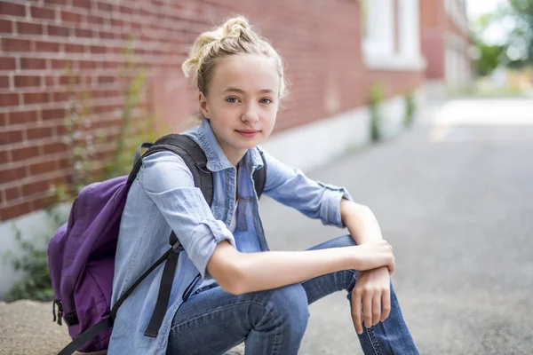 Schön pre-teen junge draußen bei schule having gut zeit — Stockfoto