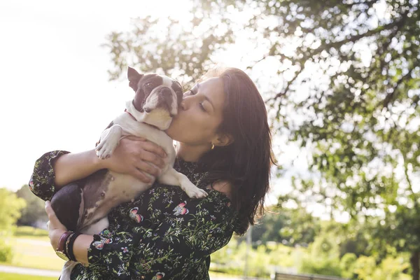 Mujer con terrier perro fuera en el parque — Foto de Stock