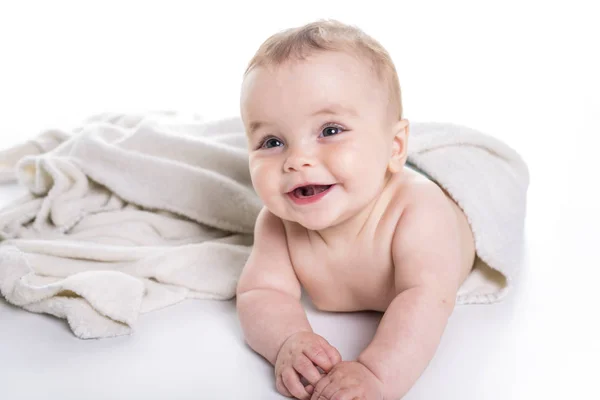 Dziecko pod ręcznikiem. na białym tle na białym tle — Zdjęcie stockowe