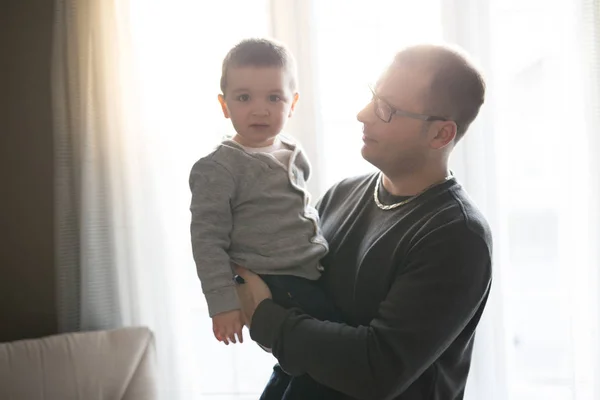 Jovem pai e seu filho na frente da janela — Fotografia de Stock