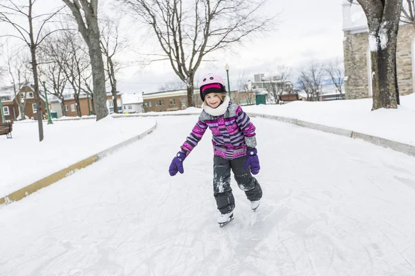 Kleines Mädchen genießt Schlittschuhlaufen im Winter — Stockfoto