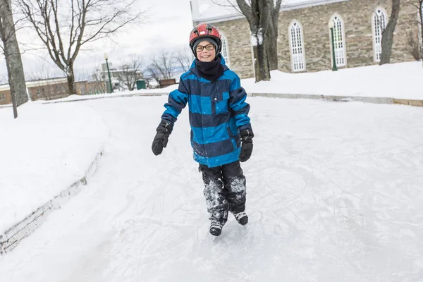 Маленький хлопчик насолоджується катанням на ковзанах в зимовий сезон — стокове фото