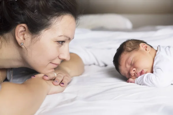 Boldog anya és a baba ágyon otthon — Stock Fotó