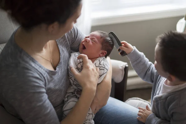 Mãe feliz segurando bebê adorável criança na sala de estar — Fotografia de Stock