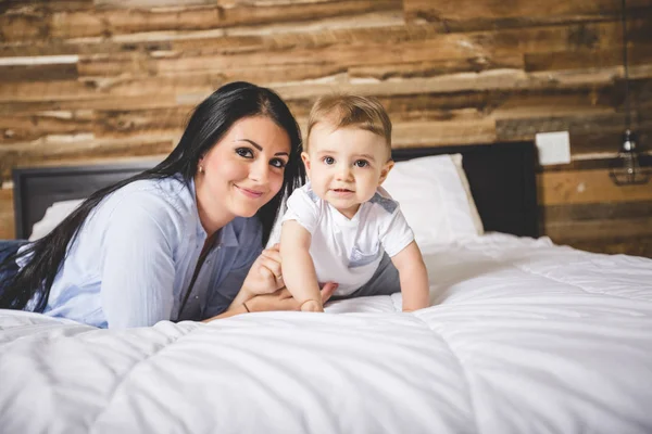 Portrait d'une mère avec son bébé de neuf mois — Photo