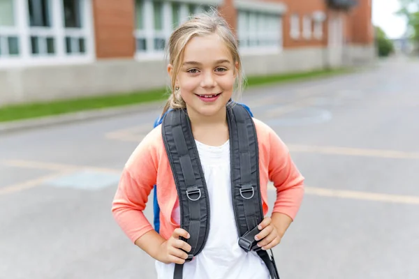 Otto anni ragazza della scuola vicino ai cantieri scolastici — Foto Stock