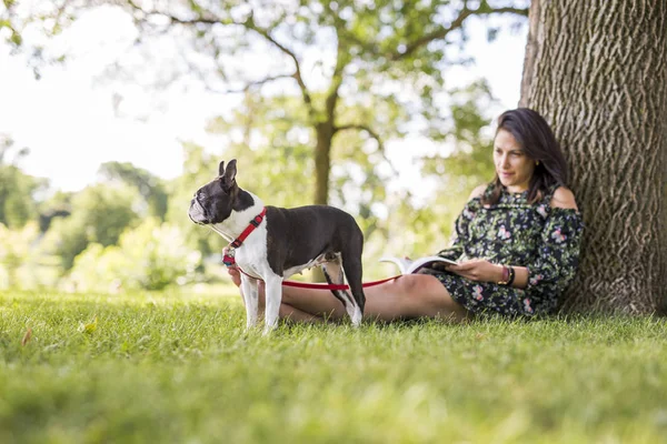 Mujer con terrier perro fuera en el parque — Foto de Stock