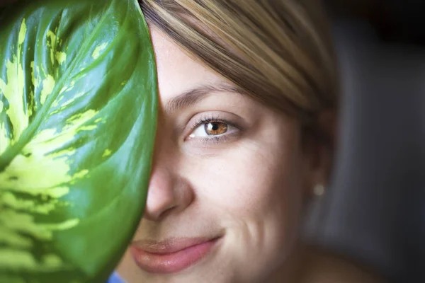 Cilt Bakımı kadın yüzü yeşil yaprak — Stok fotoğraf