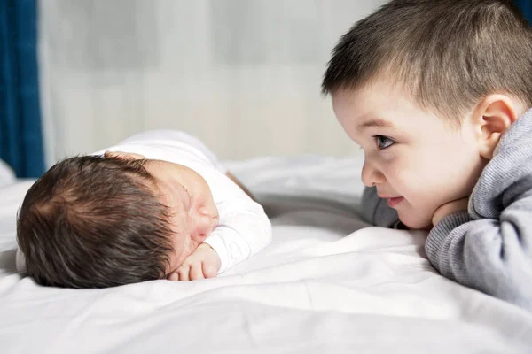 Chlapec se dítě ležící na posteli doma — Stock fotografie