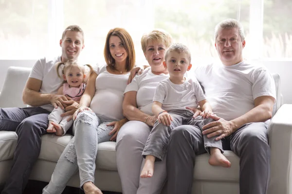 Famiglia, felicità, generazione e concetto di persone sul divano — Foto Stock