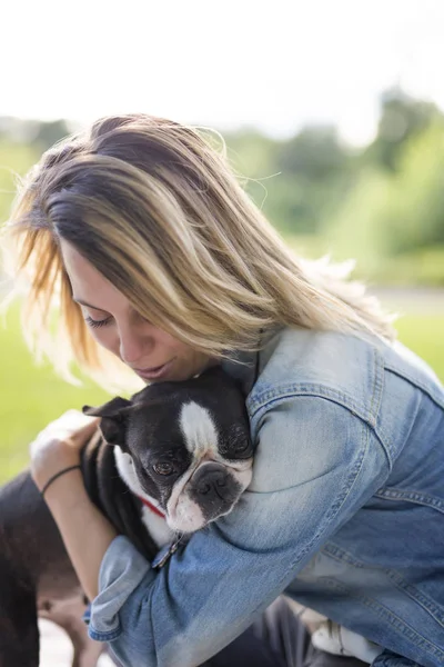 Mujer con terrier perro fuera en el parque — Foto de Stock