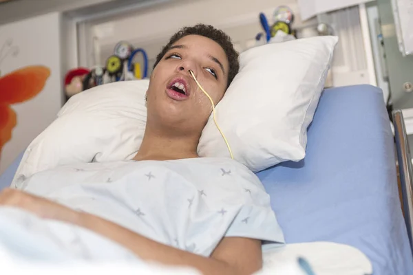 Pacjent chory leżąc na łóżku w szpitalu na podłoże medyczne — Zdjęcie stockowe
