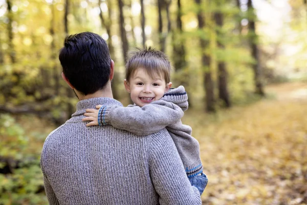 Nature avec papa en forêt automne — Photo