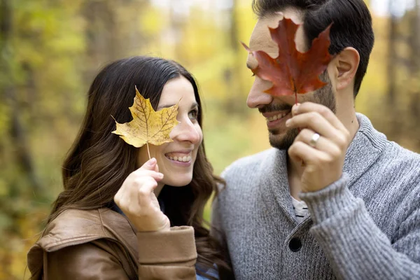 Bella coppia si diverte nel parco autunnale — Foto Stock