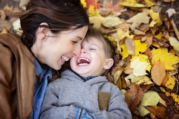 Madre con figlio nella foresta in autunno — Foto Stock
