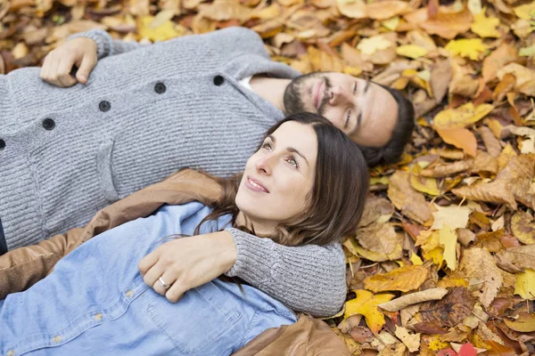 Szép pár szórakozik őszi parkban — Stock Fotó