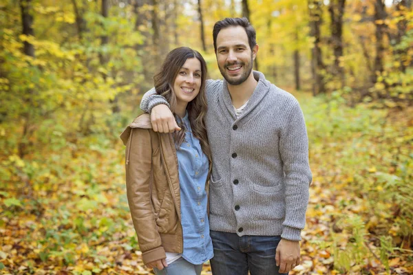Szép pár szórakozik őszi parkban — Stock Fotó