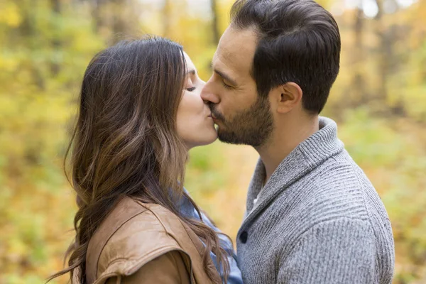 Bonita pareja divirtiéndose en otoño parque —  Fotos de Stock