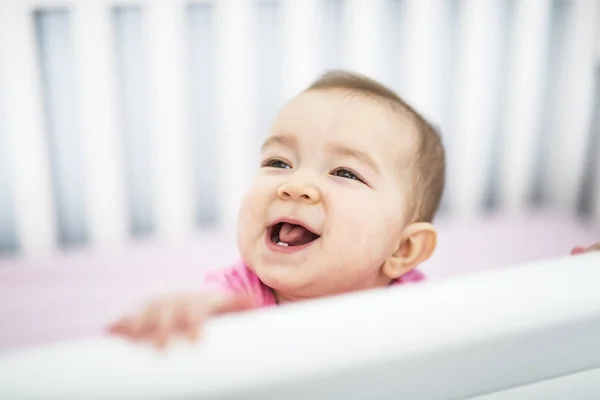 Dinlenme ve onun küçük bebek yatağı oynayan bebek bebek — Stok fotoğraf