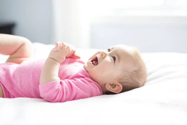 하얀 시트에 누워 여자 아기 — 스톡 사진