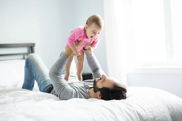 Heureux père jouer avec adorable bébé dans la chambre — Photo