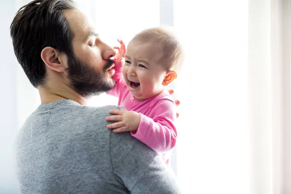 Feliz padre jugando con adorable bebé en el dormitorio — Foto de Stock