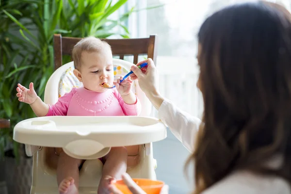 Mother feeding baby with spoon — Stock Photo, Image