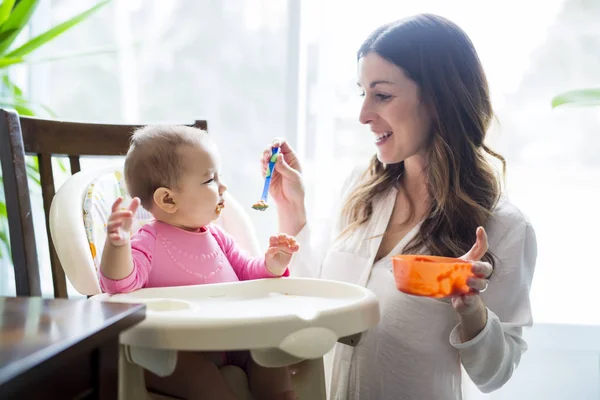 Madre alimentando al bebé con cuchara —  Fotos de Stock
