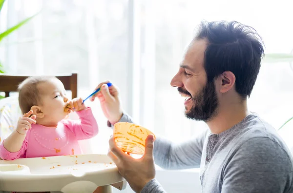 Pai alimentando sua filhinha — Fotografia de Stock