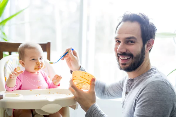 Pai alimentando sua filhinha — Fotografia de Stock