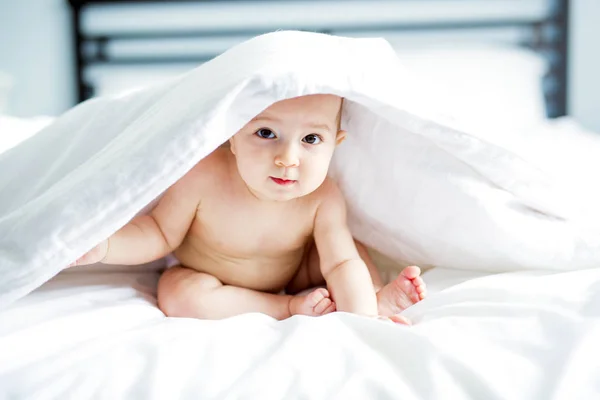 Bebé niña sentarse en blanco hoja — Foto de Stock