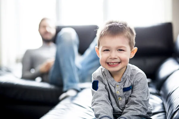 Ojciec i dzieci na kanapie w domu oglądając telewizję razem — Zdjęcie stockowe