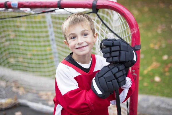 Πορτρέτο της ευτυχισμένη παιδί παίζουν χόκεϊ εκτός — Φωτογραφία Αρχείου