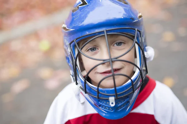 Garçon habillé pour être le gardien dans un match de hockey de rue — Photo
