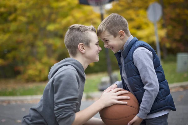 Twee jongens met een basket-bal — Stockfoto