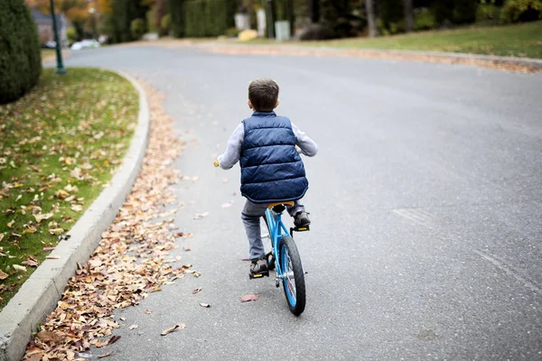 Un bambino carino in bicicletta — Foto Stock