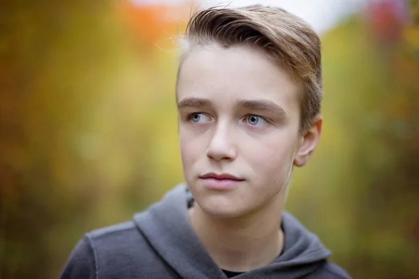 Preteen menino em tempo de outono — Fotografia de Stock