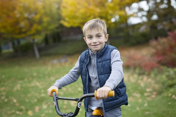 Un bambino carino in bicicletta — Foto Stock