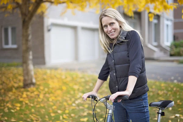 Kvinna på cykel leende — Stockfoto