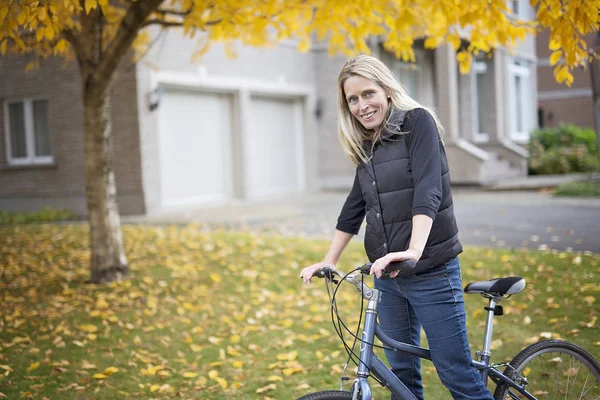 Kvinna på cykel leende — Stockfoto